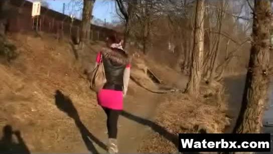 Juicy gal nude solo peeing